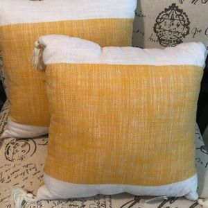 Set of 2 decor pillows Yellow
